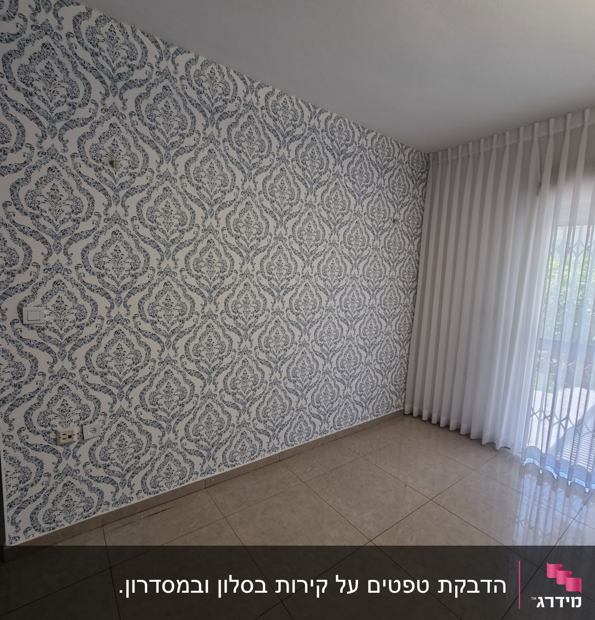 קיר עם טפט דוגמאות כחול לבן